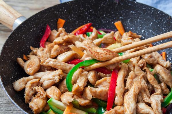 Cómo sazonar el pollo: 6 maneras - Cómo condimentar el pollo con ajo para realizar un salteado en la sartén