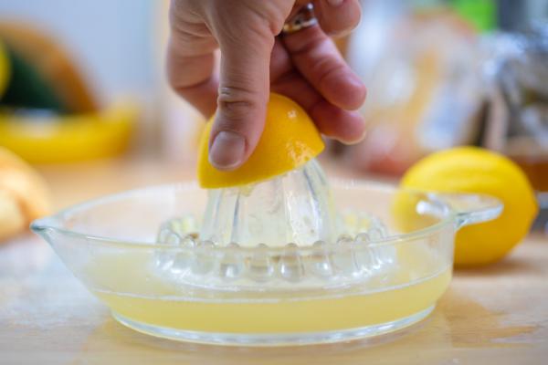Cómo hacer mousse de limón con leche condensada y yogur - Paso 2