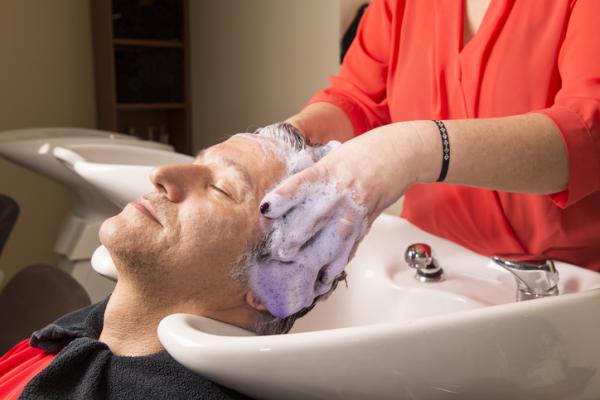 Champú azul: para qué sirve y cómo usarlo - Cuánto tiempo dejar el champú azul