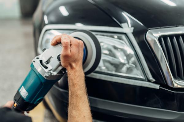Cómo limpiar los faros del coche - Lija con agua y jabón 