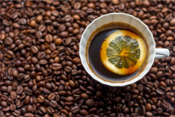 Café con limón: para qué sirve y cómo se toma