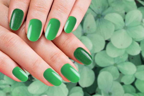 Diseños de uñas verdes para una manicura espectacular - Diseño de gradiente verde