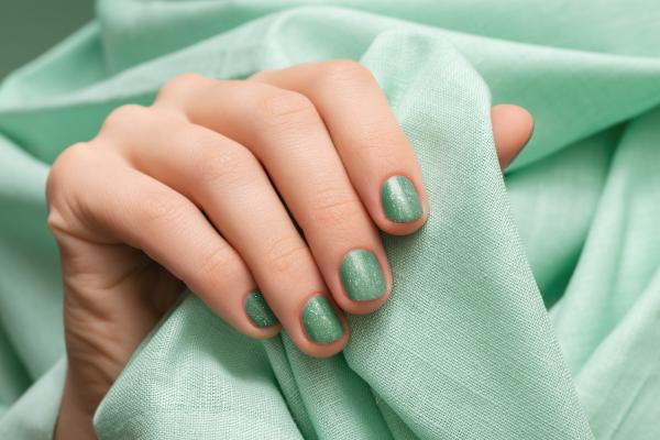 Diseños de uñas verdes para una manicura espectacular - Diseño de mármol verde