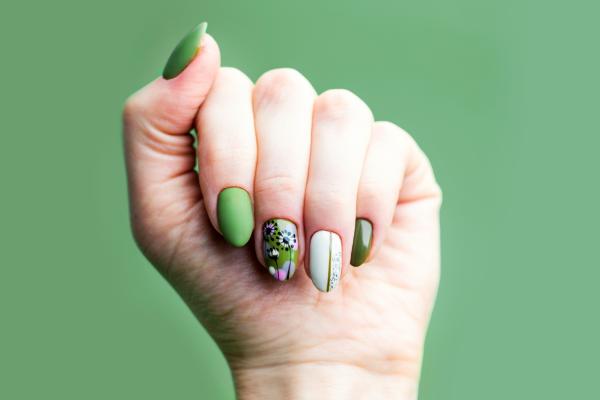 Diseños de uñas verdes para una manicura espectacular - Verde menta con detalles florales