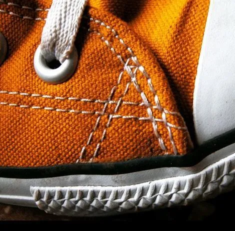 Enlazar los cordones de unas Converse doble lengueta