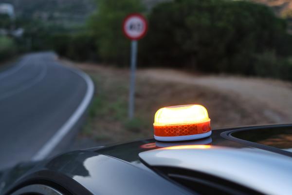 Baliza V16: qué es, cuándo será obligatoria y dónde comprarla homologada - ¿Qué es la baliza V16 y qué vehículos tienen que llevarla?