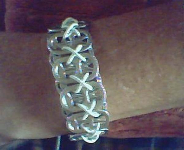 Cómo hacer una pulsera con tapas de latas