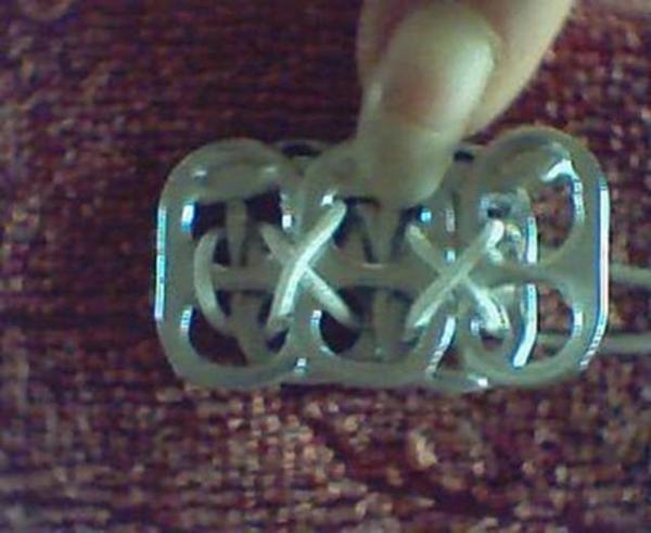 Cómo hacer una pulsera con tapas de latas - Paso 5