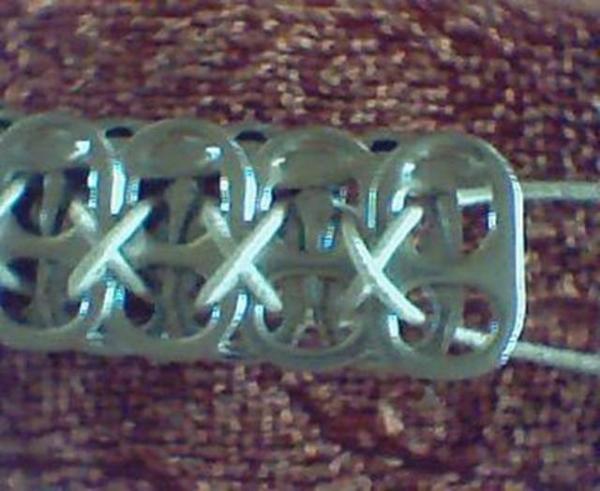 Cómo hacer una pulsera con tapas de latas - Paso 6