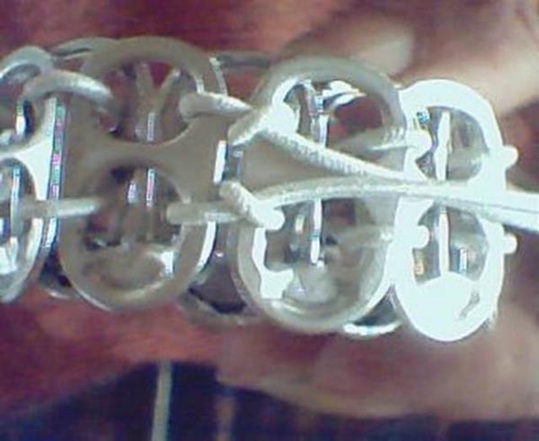 Cómo hacer una pulsera con tapas de latas - Paso 8