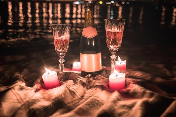 Ideas para una noche romántica - Champán y anochecer