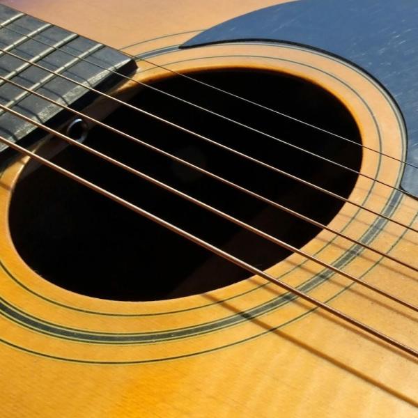 Cómo afinar una guitarra medio tono más bajo