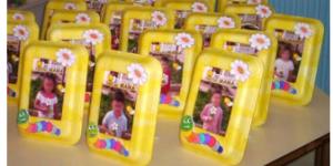 Cómo hacer un marco de fotos con material reciclable