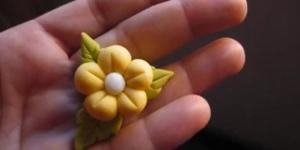 Cómo hacer flores con porcelana fría