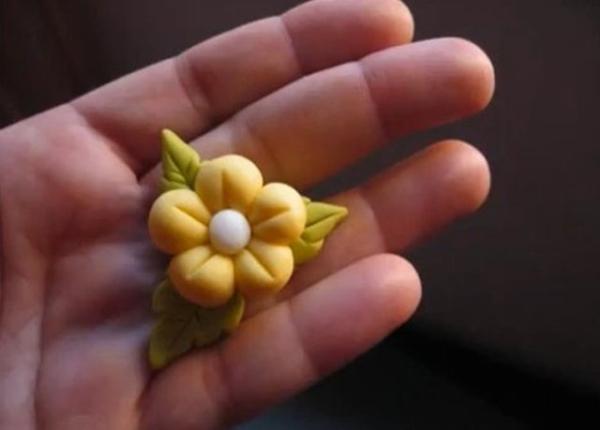 Cómo hacer flores con porcelana fría