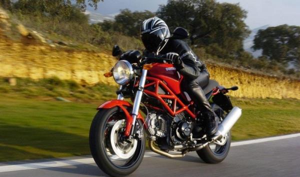 Motos recomendadas para mujeres - las mejores - Ducati Monster 695