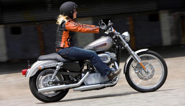 Motos recomendadas para mujeres - las mejores - Harley Davidson Sportster 883 