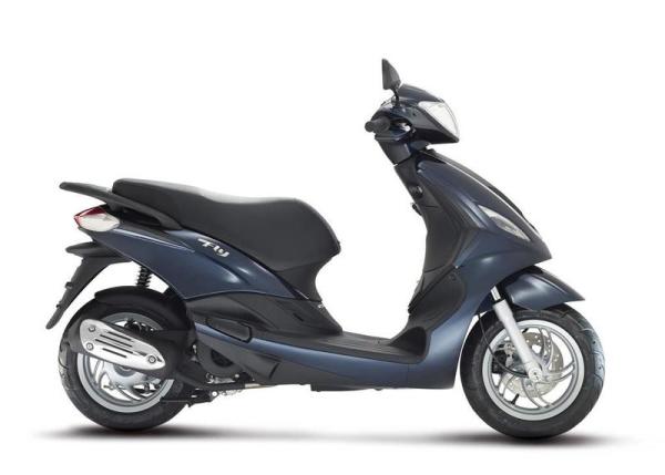 Motos recomendadas para mujeres - las mejores - Piaggio Fly 125 4T