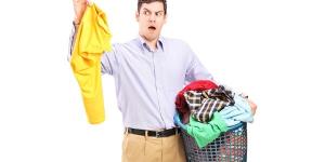 Cómo eliminar el olor a gasolina de la ropa