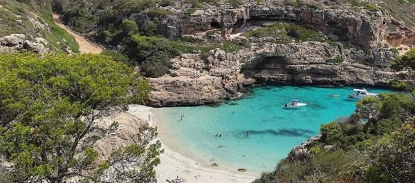 Descubre las calas escondidas de Mallorca más bonitas con agua cristalina - Cala Marmols