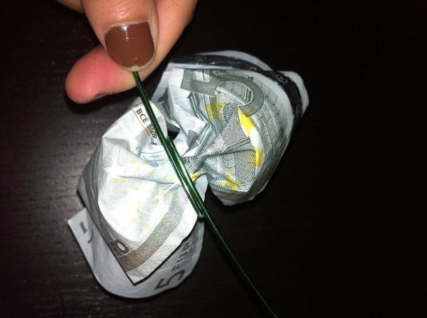 Cómo hacer una rosa con billetes - Paso 10