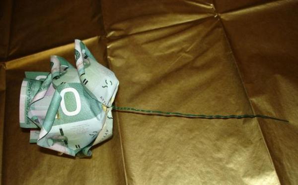 Cómo hacer una rosa con billetes - Paso 12