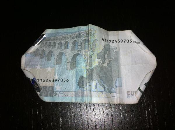 Cómo hacer una rosa con billetes - Paso 2