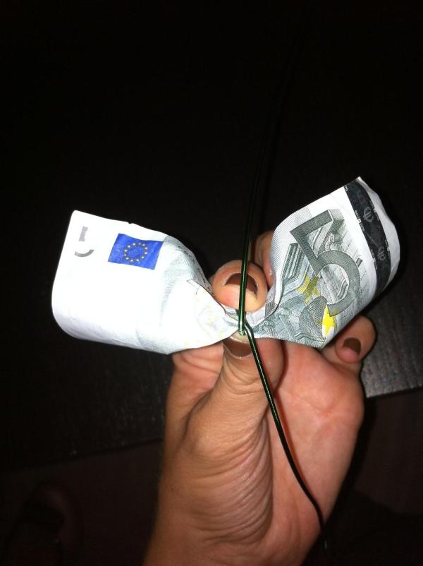 Cómo hacer una rosa con billetes - Paso 7