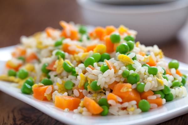 Ensaladas sin lechuga: recetas muy refrescantes - Ensalada de arroz con verduras y huevo