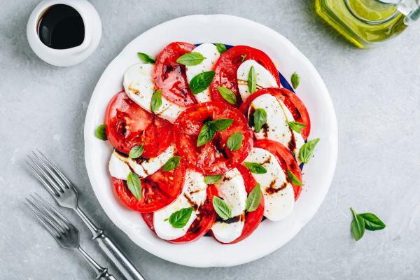 Ensaladas sin lechuga: recetas muy refrescantes - Ensalada de tomate y mozzarella