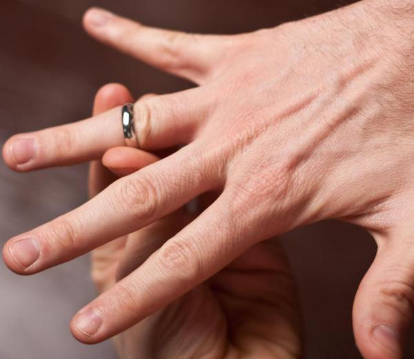 Cómo quitar un anillo atascado en el dedo