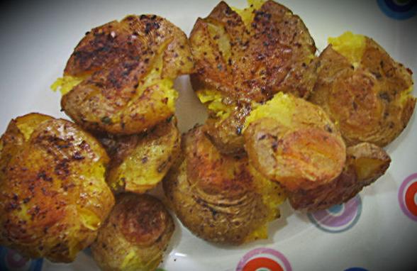 Papitas colombianas pisadas al ajo