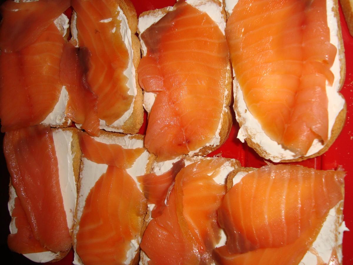 Tostadas de queso para untar con salmón ahumado