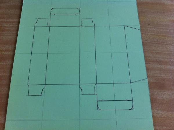 Cómo hacer una caja de cartulina con plantilla - Paso 11