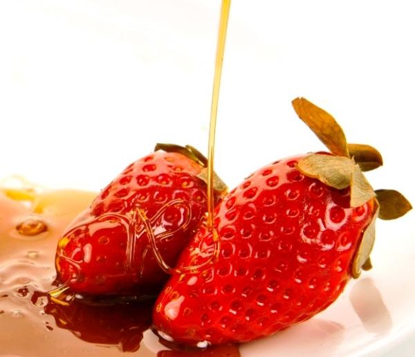 Cómo hacer mascarillas caseras para alisar el pelo - Mascarilla de miel y fresas para alisar el pelo