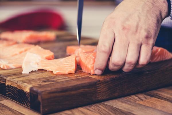 Cómo hacer hamburguesas de salmón - Paso 1