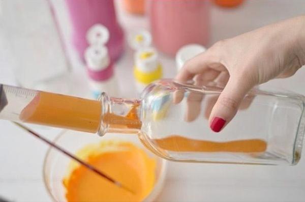 Hacer floreros con botellas pintándolas por dentro - Paso 2