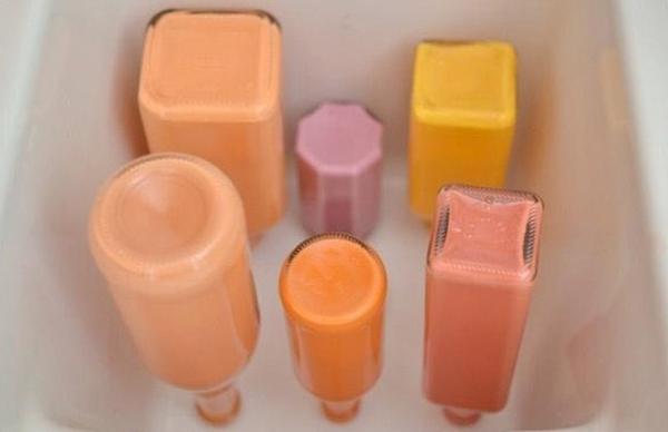 Hacer floreros con botellas pintándolas por dentro - Paso 3