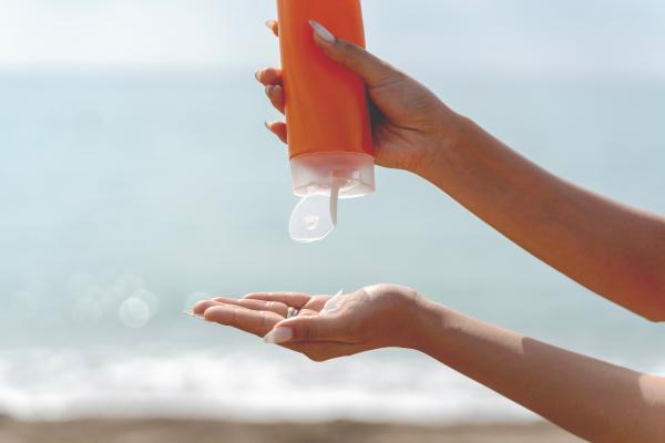 ¿Qué llevar a la playa? Lo más imprescindible para no olvidarte nada - Protector solar