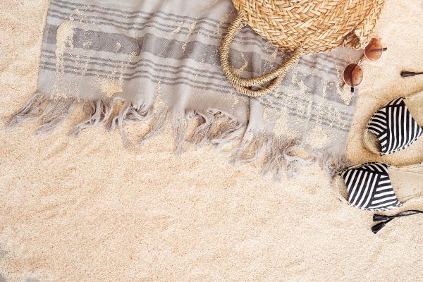 ¿Qué llevar a la playa? Lo más imprescindible para no olvidarte nada - Toalla o pareo