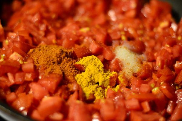 Cómo hacer un Chutney picante de tomate - Paso 2