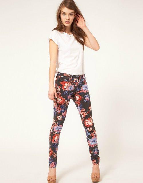 Cómo combinar leggins de flores - Un look informal combinado con básicos 