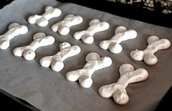 Cómo hacer huesos de merengue para Halloween