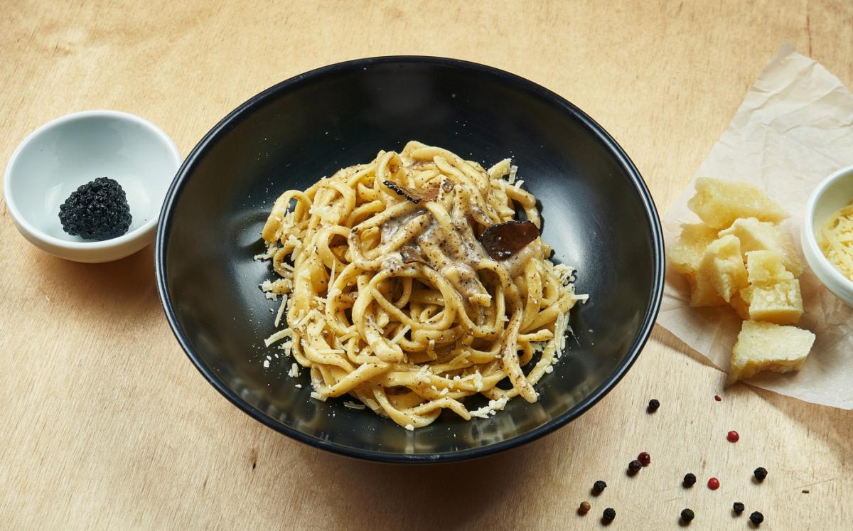 Cómo hacer pasta con salsa de trufa y parmesano