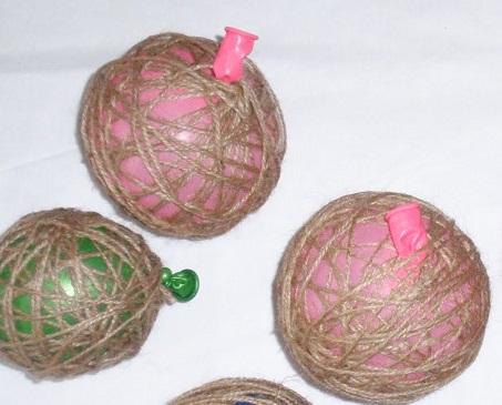 Cómo hacer bolas de Navidad con cuerda - Paso 3