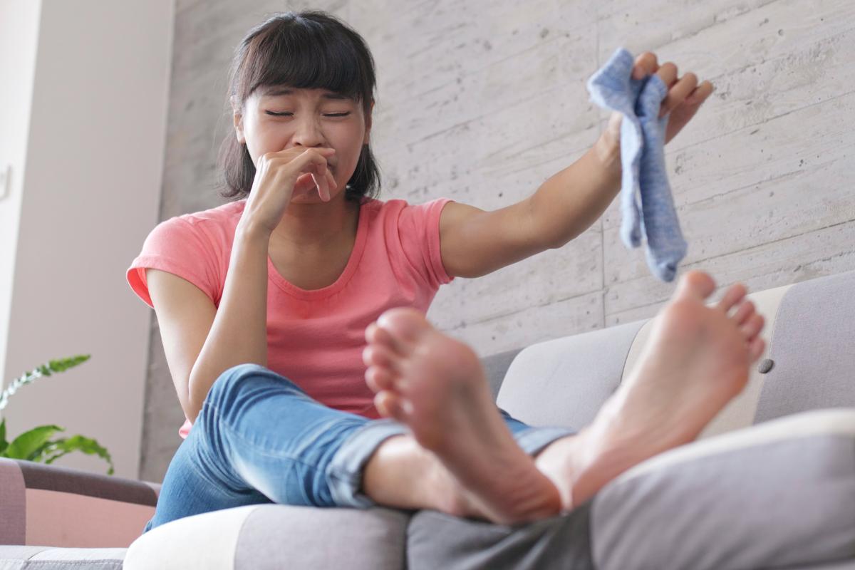 Cómo quitar el olor de pies con remedios caseros