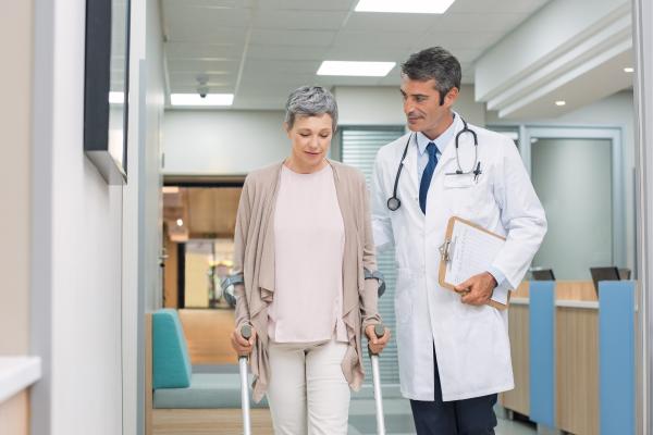 ¿Hay que llevar muletas después de una operación de juanetes?