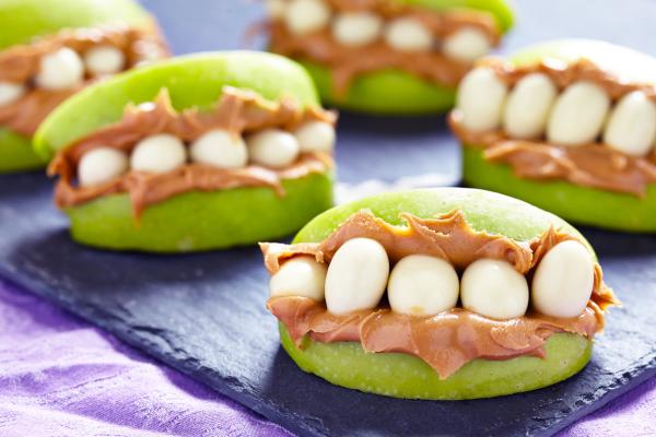 Ideas de merienda para Halloween - Bocas terroríficas de manzana