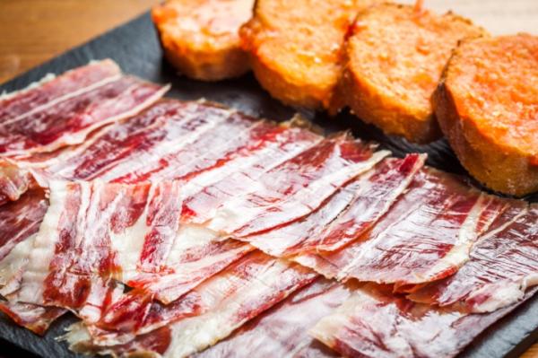 Regalos gourmet para Navidad – las mejores ideas - Jamón, perfecto para las cestas de comida de Navidad