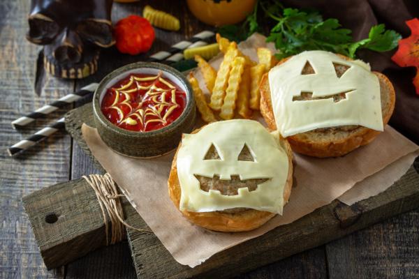 Ideas de merienda para Halloween - Mini hamburguesas monstruosas